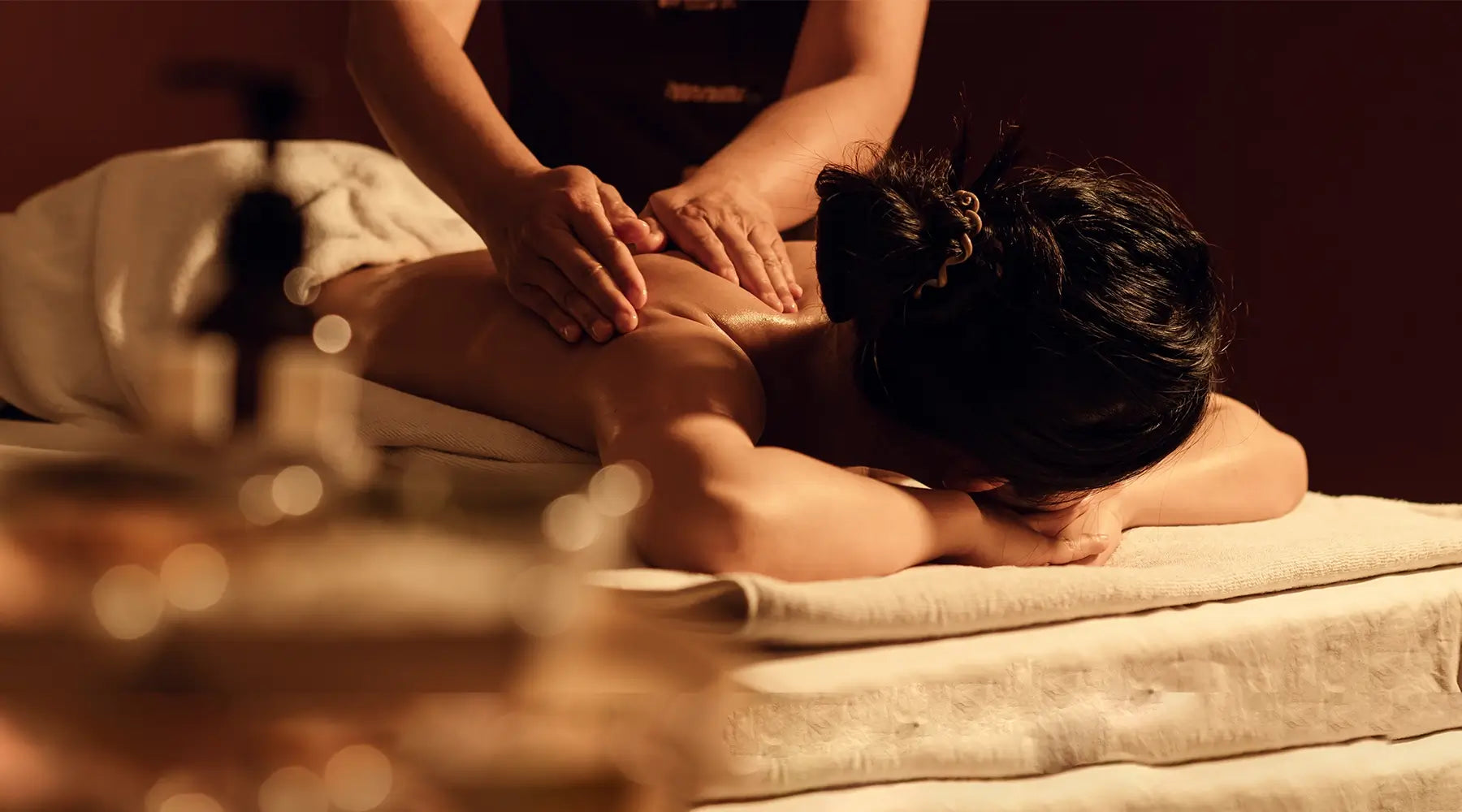 Professional massage treatment using massage oil, illustrating product usage, glide performance, and clinic operating efficiency