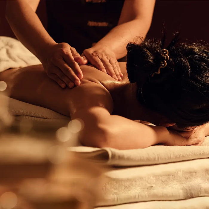 Professional massage treatment using massage oil, illustrating product usage, glide performance, and clinic operating efficiency