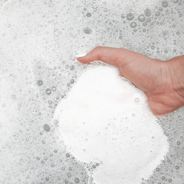 Bathorium Ancient Oat Hydration Crush Bath Soak foaming in hot bath